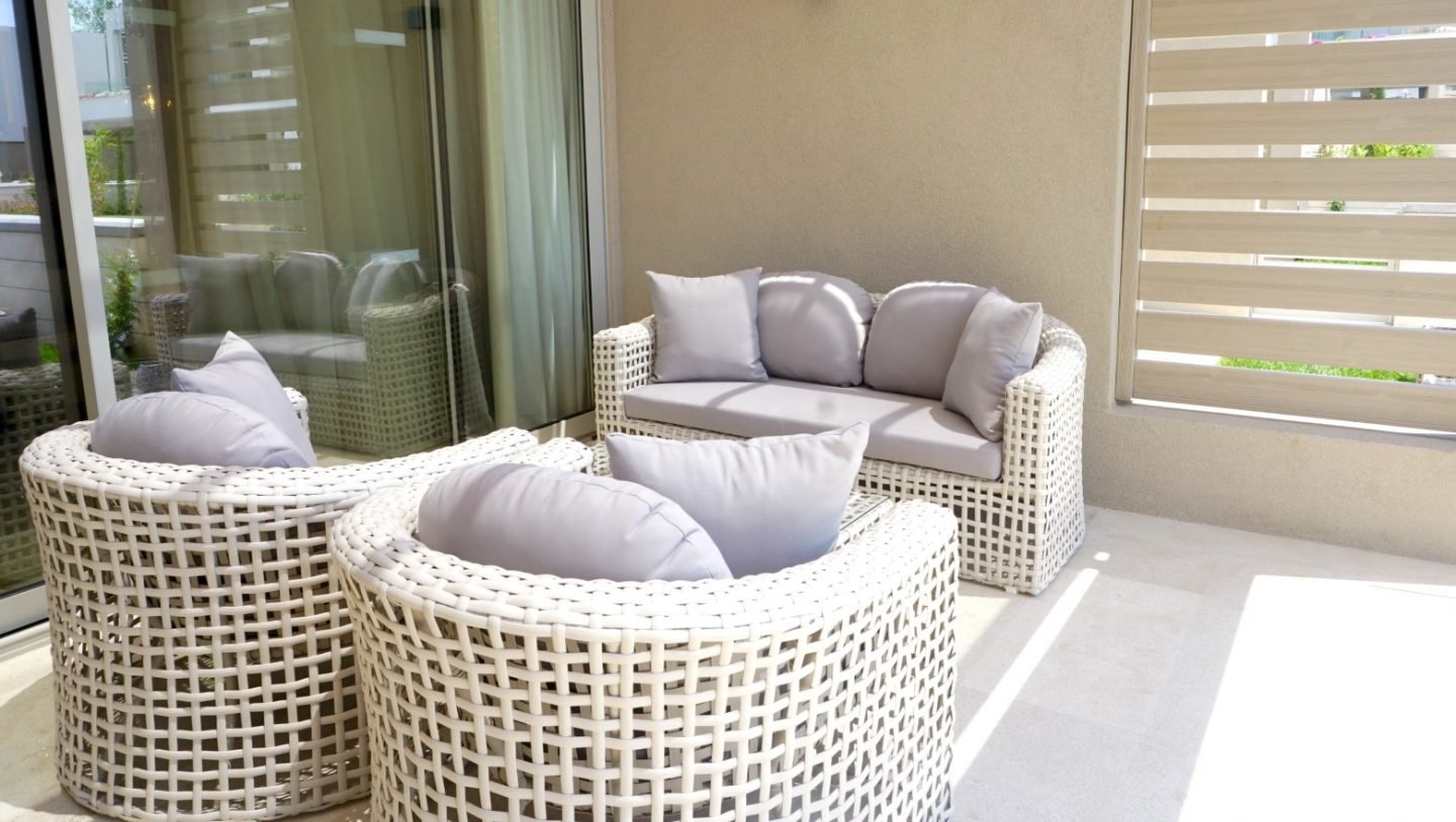 The garden of the Deluxe suite at Sani Dunes resort has a patio area and garden with sun beds